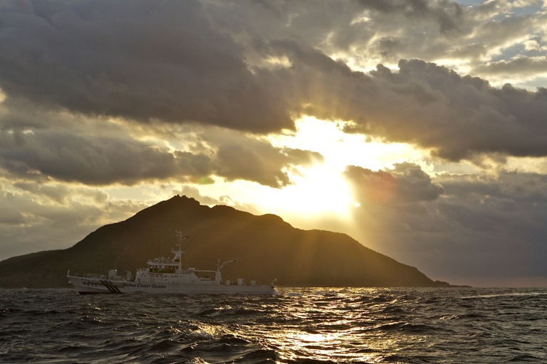 A Japan Coast Guard patrol vessel passes by Uotsuri, the largest island in the Senkaku Island chain. © Al Jazeera English (CC BY-SA 2.0)